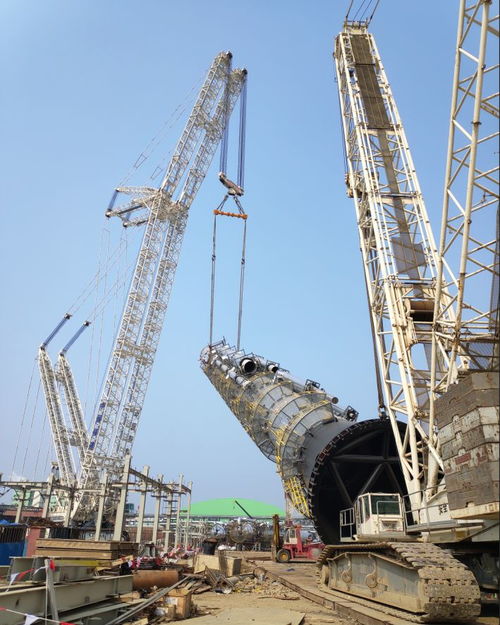 中核機(jī)械完成恒力石化101米大件設(shè)備吊裝,實(shí)現(xiàn)石化吊裝開(kāi)門(mén)紅